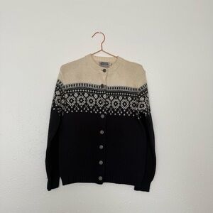 Amana Iowa woolen salesroom fairisle snowflake black and Cream Cardigan Sweater